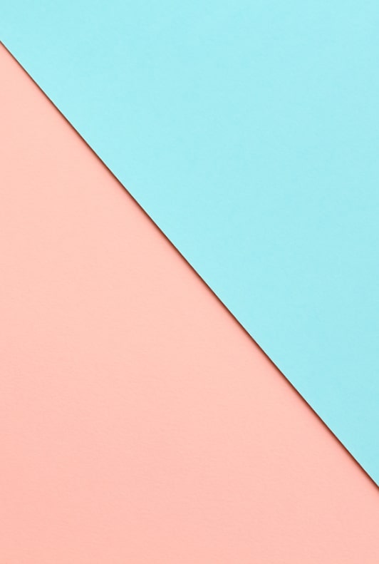 En närbild på en rosa och blå tapet som överlappar vertikalt