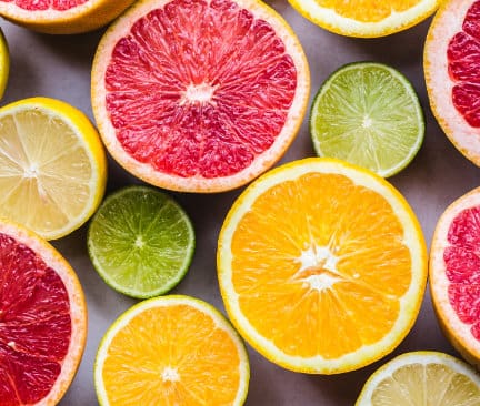Uppskurna citrusfrukter i olika färger för att beskriva citrusnoter