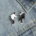 Pulp Fiction Emalj Pins Custom Svart Vit Film Roll Broscher Väska Kläder Lapel Pin Badge Smycken Present till Fans